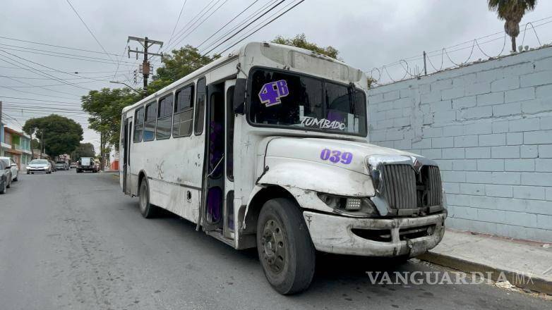 $!Agentes de tránsito municipal realizaron el retiro de los vehículos para restablecer la circulación.
