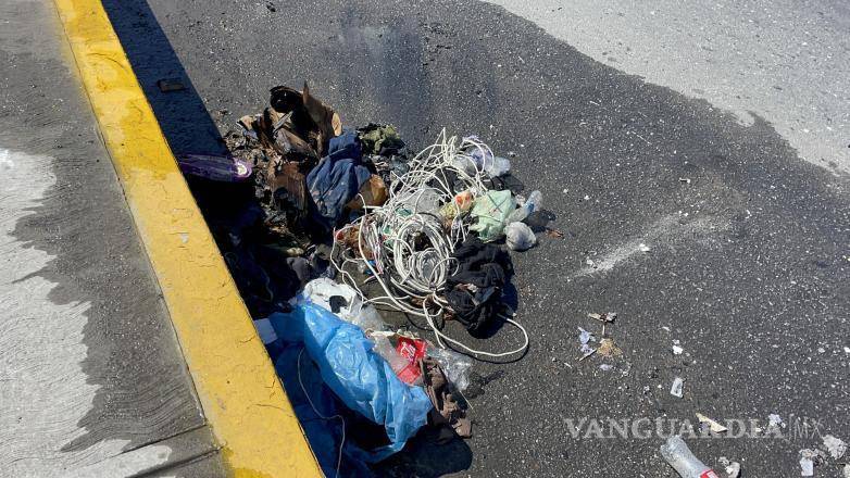 $!Trabajadores municipales colaboraron para evitar que los desechos se dispersaran sobre la vialidad.