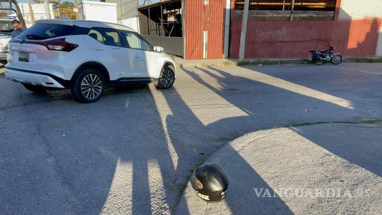 $!La camioneta Nissan Kicks se atravesó sin percatarse de los motociclistas.