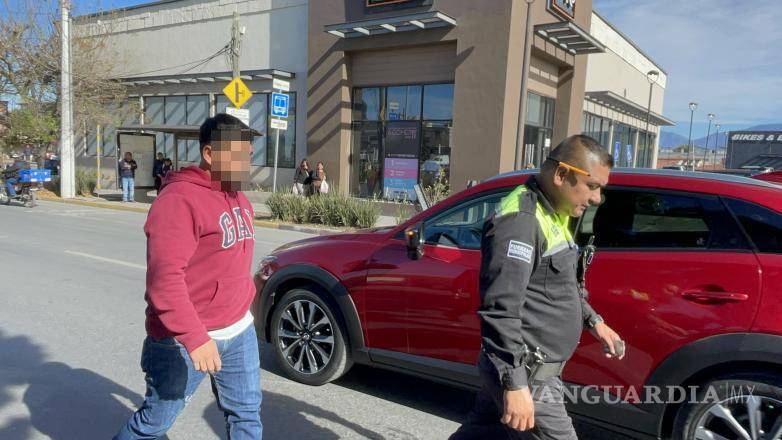 $!El conductor fue asegurado por autoridades de Tránsito Municipal mientras se realizaban las diligencias correspondientes tras el accidente.