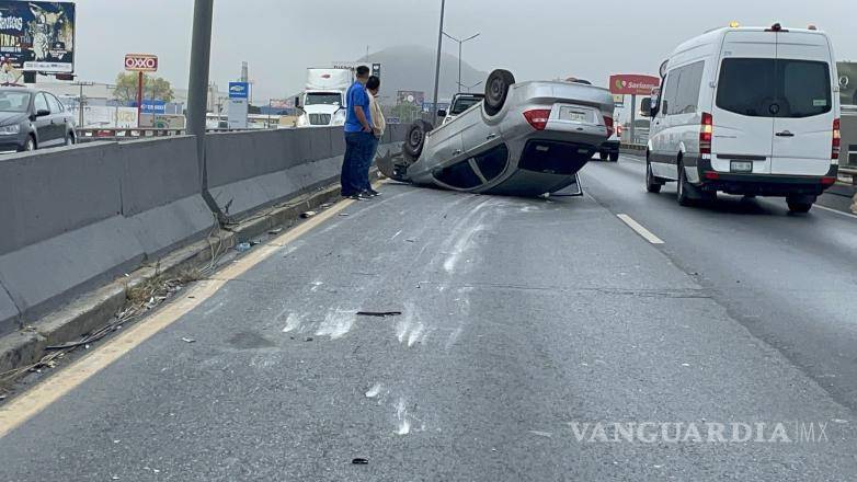 $!Bomberos de Ramos Arizpe brindaron atención al joven accidentado en el puente.