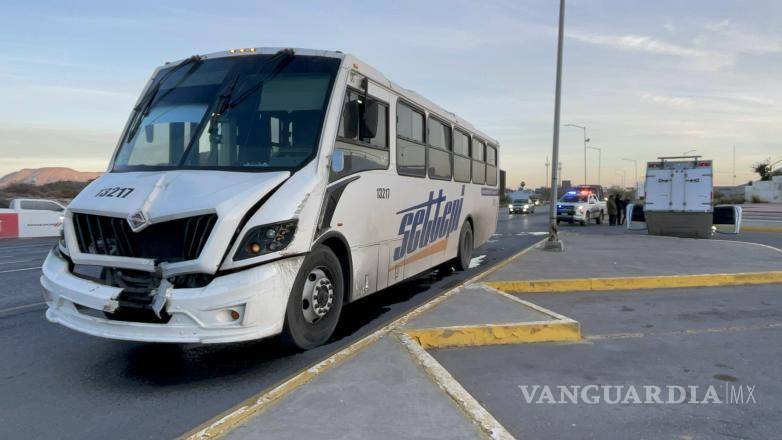 $!Vuelca tras ser impactado por transporte de personal en Saltillo; se atravesó sin precaución