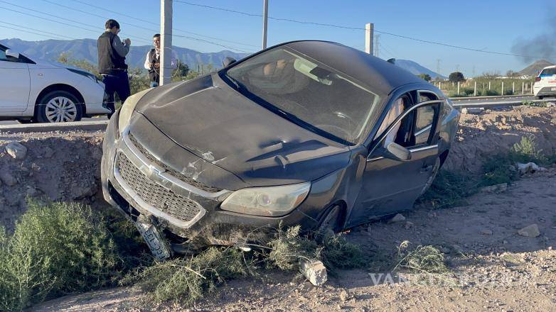 $!Las corporaciones de emergencia acudieron al sitio para brindar apoyo y confirmar que el automovilista no presentaba lesiones que ameritaran su traslado a un hospital.