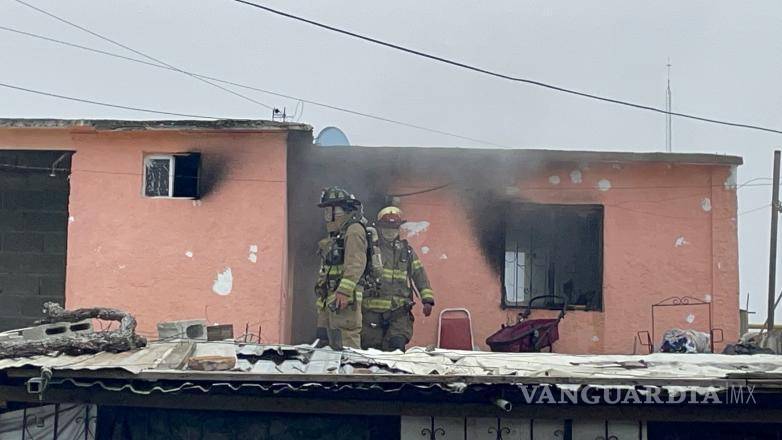$!Bomberos y Policía Municipal colaboran para sofocar el incendio rápidamente.