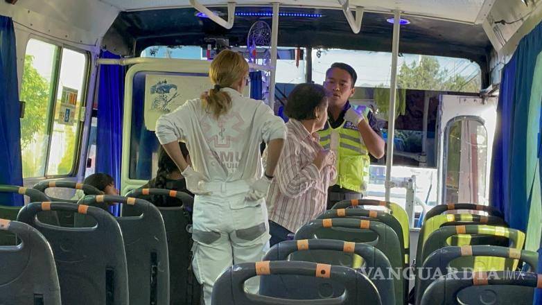 $!Tres pasajeros del transporte público resultaron con golpes menores y fueron valorados por personal de la Secretaría de Salud.