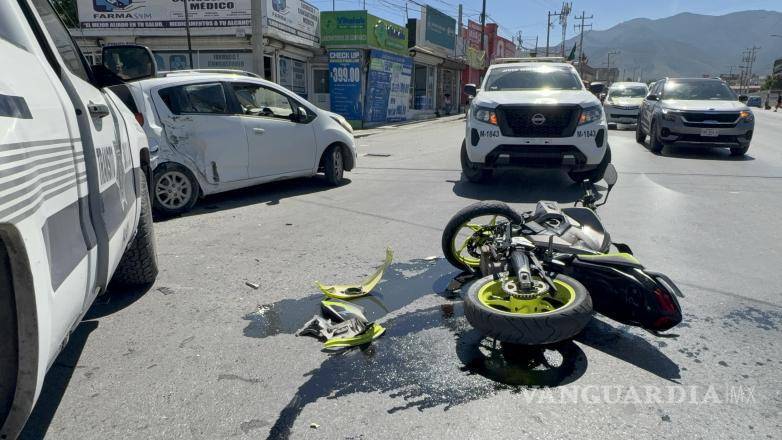 $!Los vehículos quedaron en medio de la vialidad.