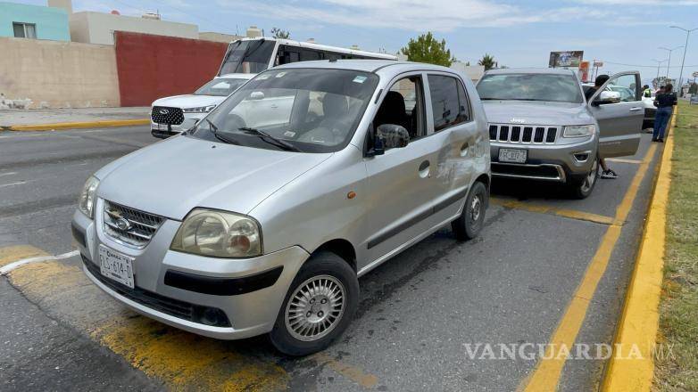 $!El Hyundai presentó daños en la parte lateral izquierda tras el choque.