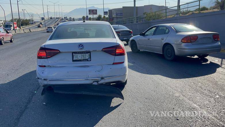 $!Los autos quedaron en medio de ambas vialidades.
