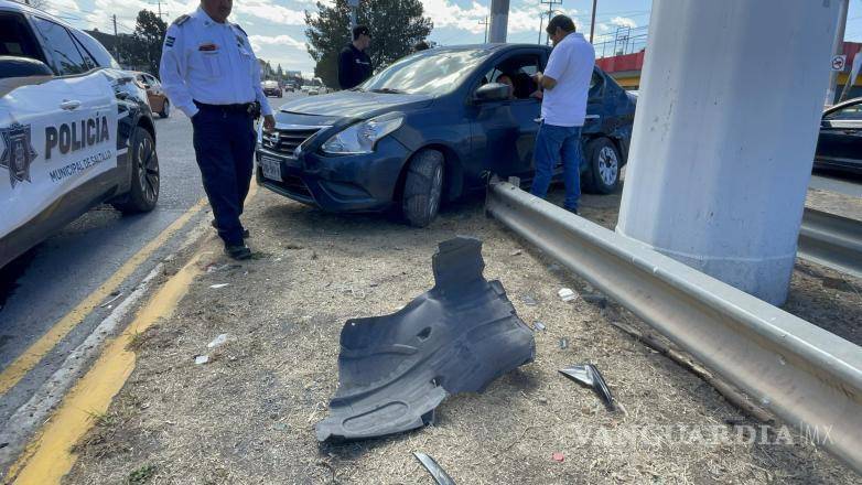 $!Accidente en Saltillo: dos vehículos colisionan contra un poste en la prolongación Francisco de Urdiñola.