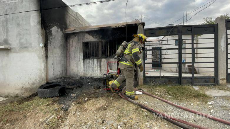 $!Tras el incendio, un neumático y una lavadora resultaron pérdida total.