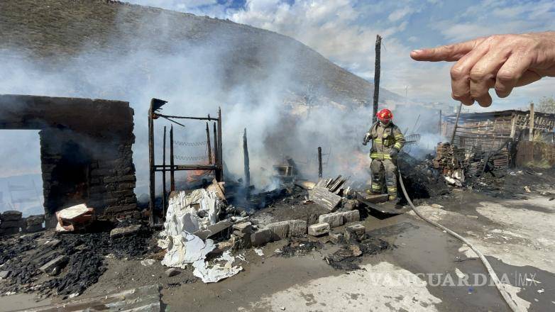 $!Un incendio avivado por fuertes ráfagas de viento consumió varios tejabanes construidos con madera y cartón.