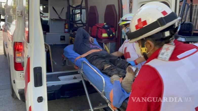 $!Paramédicos de la Cruz Roja brindaron atención prehospitalaria a Rigoberto Castillo, quien fue localizado con diversas lesiones en la colonia Asturias tras presuntamente haber sido víctima de una agresión y un intento de asalto durante la noche.