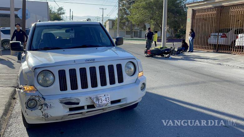 $!Familiares del motociclista y la conductora de la camioneta aguardan la llegada del representante de la aseguradora para tratar los daños y los gastos médicos relacionados con el accidente.