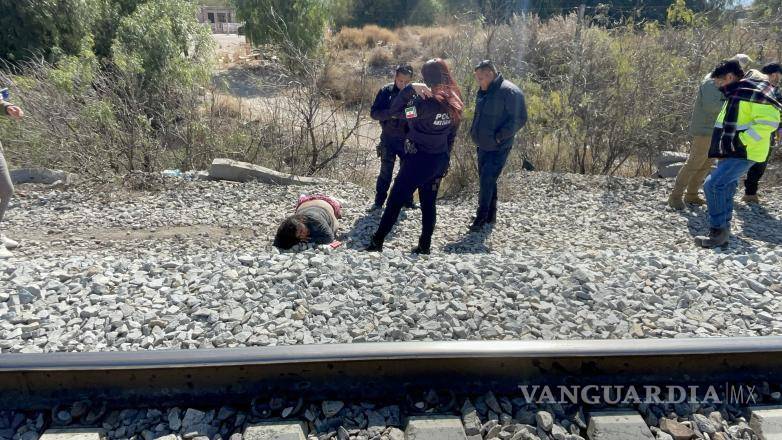 $!Se presume que la mujer cayó y rodó, al intentar cruzar las vías del tren, en la calle Felipe Berriozábal.