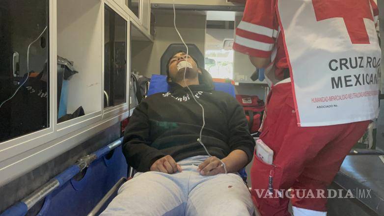 $!Paramédicos de la Cruz Roja brindaron atención prehospitalaria a un joven de 18 años que resultó atropellado en el bulevar Emilio Arizpe de la Maza.