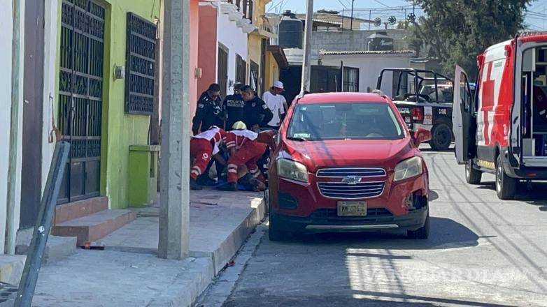 $!La víctima, Andrés “N”, fue trasladada en estado grave al Hospital General tras recibir atención prehospitalaria de la Cruz Roja.