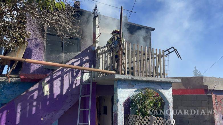 $!La rápida movilización de bomberos evitó que el fuego se propagara a otras viviendas cercanas.