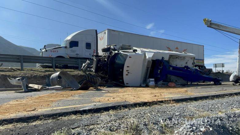 $!Personal de auxilio controló un derrame de combustible con material absorbente.