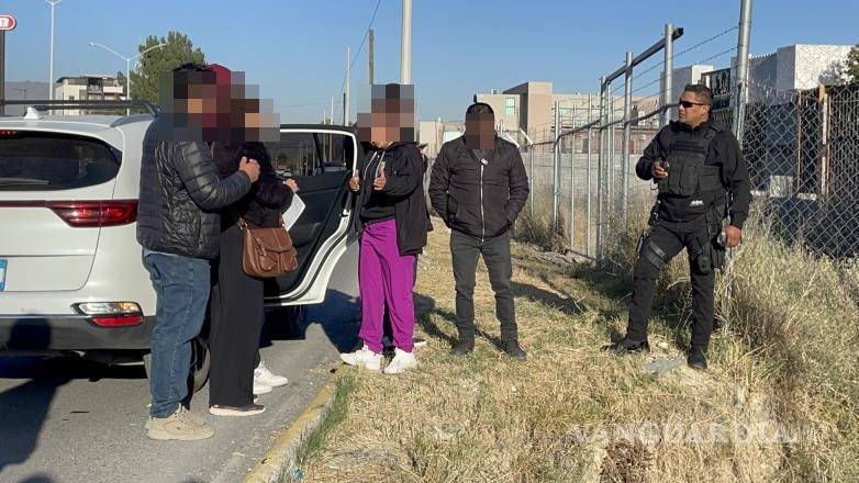 $!Familiares llegaron al lugar y contactaron a la aseguradora para evaluar los daños del vehículo.