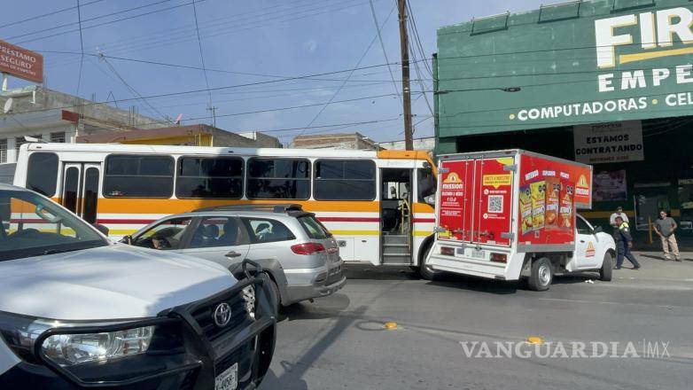 $!Elementos de la Policía Municipal acudieron al sitio del percance para realizar labores de abanderamiento y evitar un nuevo accidente en la zona tras el choque entre ambas unidades.