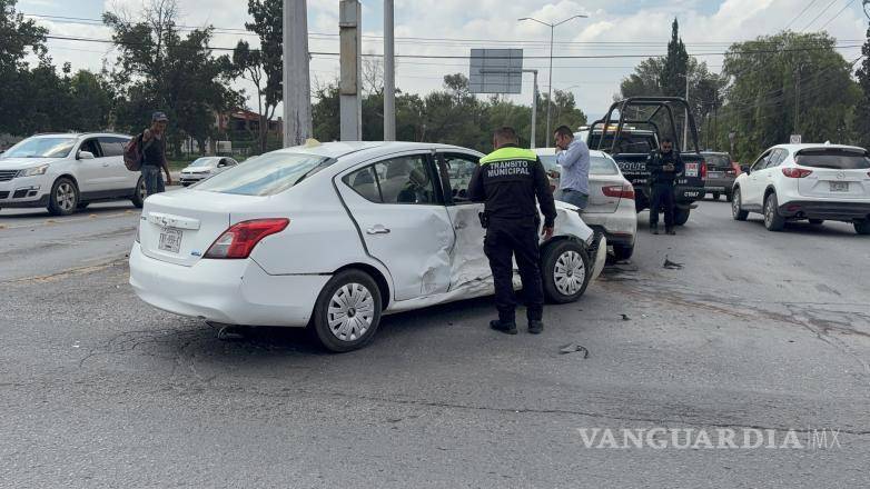 $!El accidente ocurrió cuando el conductor de un Nissan Versa intentó incorporarse al bulevar Jesús Valdés Sánchez.