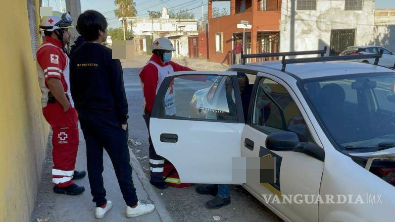 $!Paramédicos valoraron a los involucrados y descartaron lesiones de gravedad.