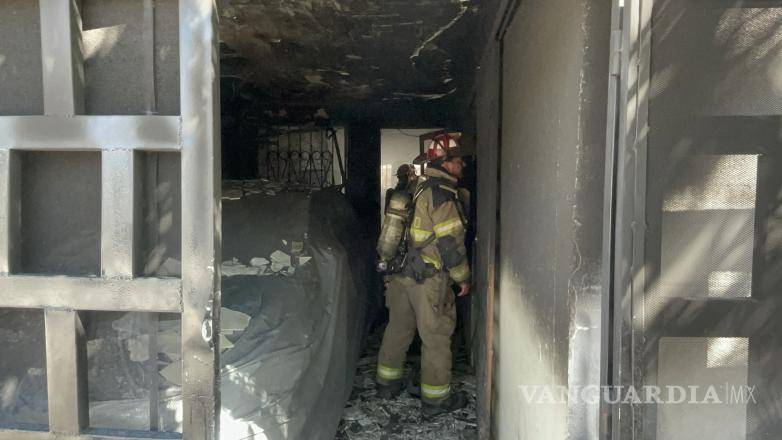$!El incendio provocó severos daños materiales en el inmueble, además de afectaciones que serán evaluadas por Protección Civil.