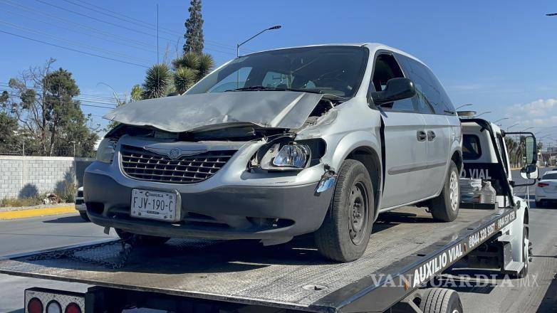 $!Paramédicos brindaron atención prehospitalaria a la conductora de la camioneta afectada, quien presentó crisis nerviosa tras el impacto.