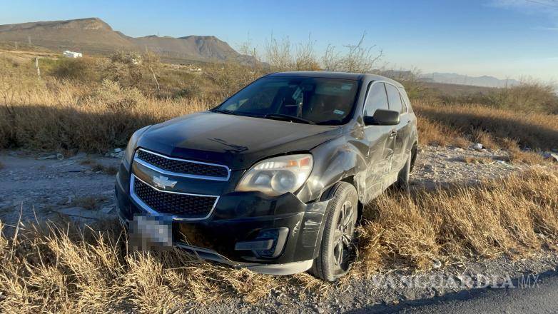 $!La camioneta afectada terminó fuera de la vialidad tras el impacto registrado durante la mañana.