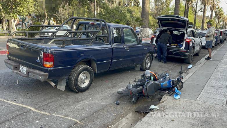 $!El motociclista fue trasladado de urgencia al hospital para recibir atención médica tras el fuerte impacto.