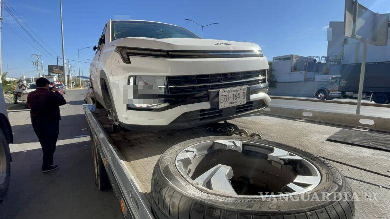 $!La camioneta JAC terminó volcada sobre el bulevar Miguel Ramos Arizpe tras perder el control a exceso de velocidad.