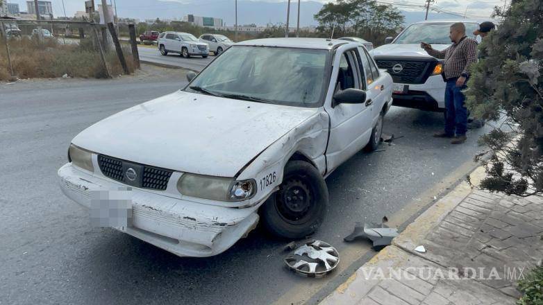 $!La camioneta responsable quedó sobre la vialidad tras impactar a dos vehículos en Isidro López Zertuche.