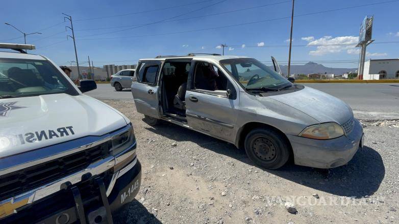 $!Agentes de tránsito procedieron a tomar conocimiento de lo sucedido, para posteriormente confiscar los vehículos involucrados.