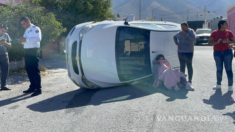 $!Las autoridades de Tránsito tomaron conocimiento del accidente y ayudaron a las partes involucradas a llegar a un acuerdo.