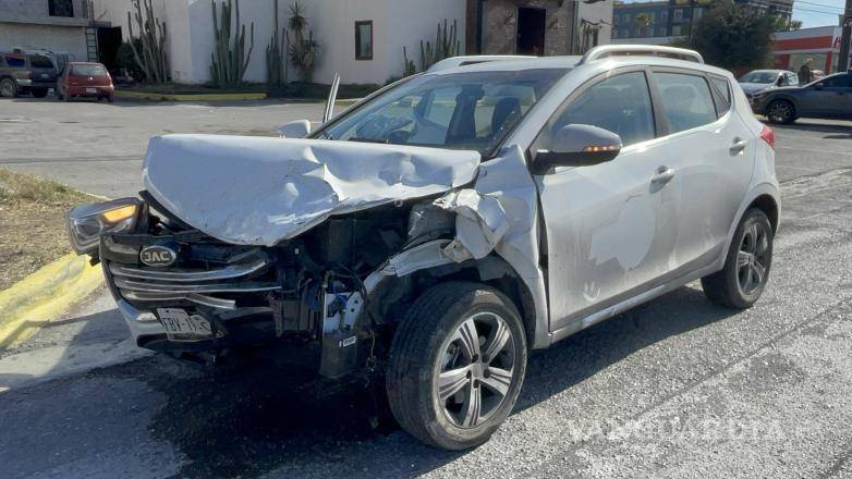 $!Elementos de emergencias trasladaron a una mujer lesionada al Hospital General tras el choque entre un Hyundai y un JAC.