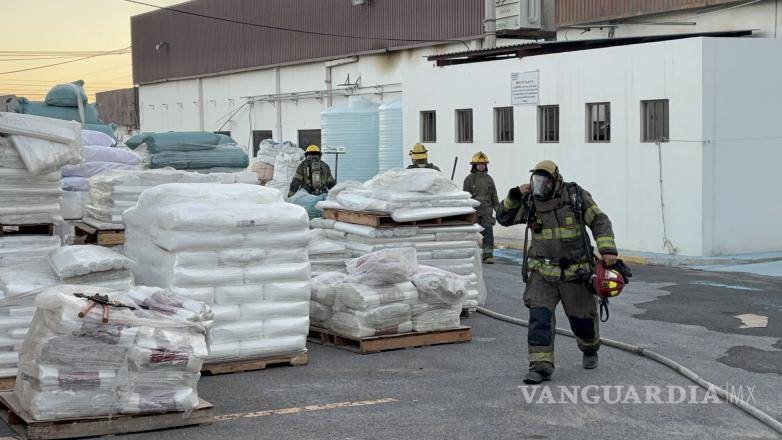 $!Los bomberos trabajaron en el sitio para controlar la situación y revisar las áreas donde se presentó el incendio.