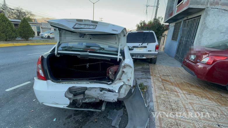 $!Los vehículos afectados muestran claros daños a consecuencia del impacto con el camión de transporte.