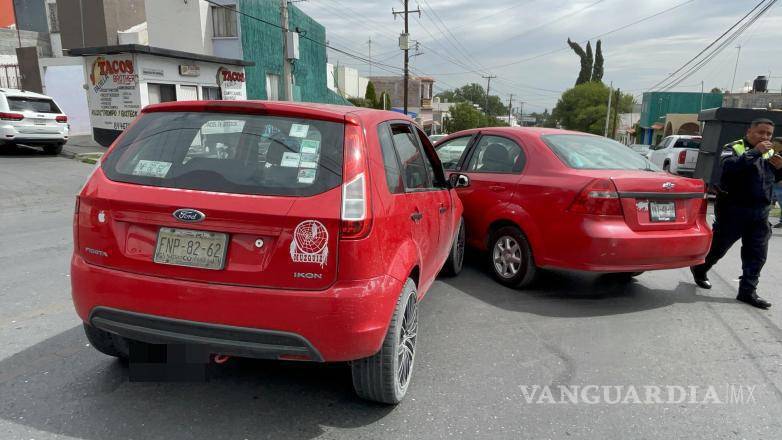 $!El Chevrolet Aveo se incorporó sin precaución, causando el choque con un Ford Fiesta.