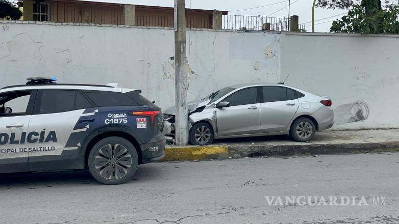 $!Elementos de Tránsito Municipal acudieron al sitio para tomar conocimiento del accidente registrado antes de las 11:00 de este lunes.