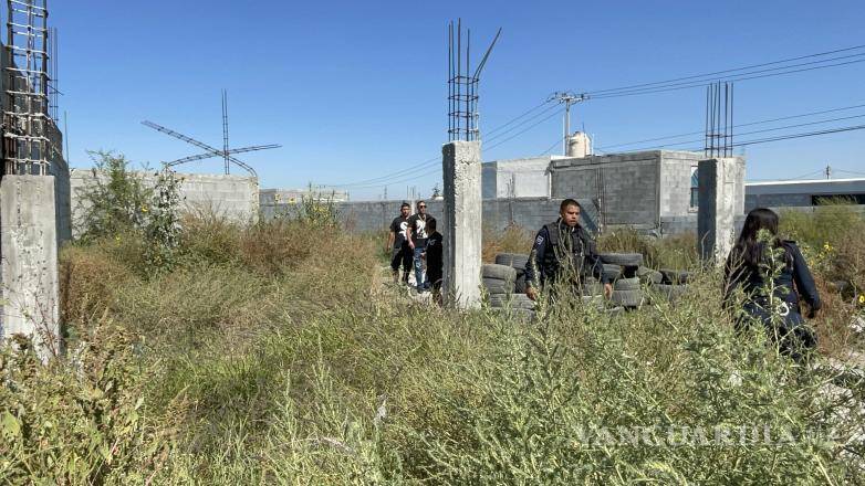 $!Los policías también evacuaron a varias personas que se encontraban en el sitio, quienes afirmaron ser de un anexo cercano.