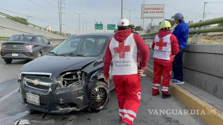 $!Socorristas de la Cruz Roja valoraron a madre e hija; afortunadamente no resintieron golpes de consideración.