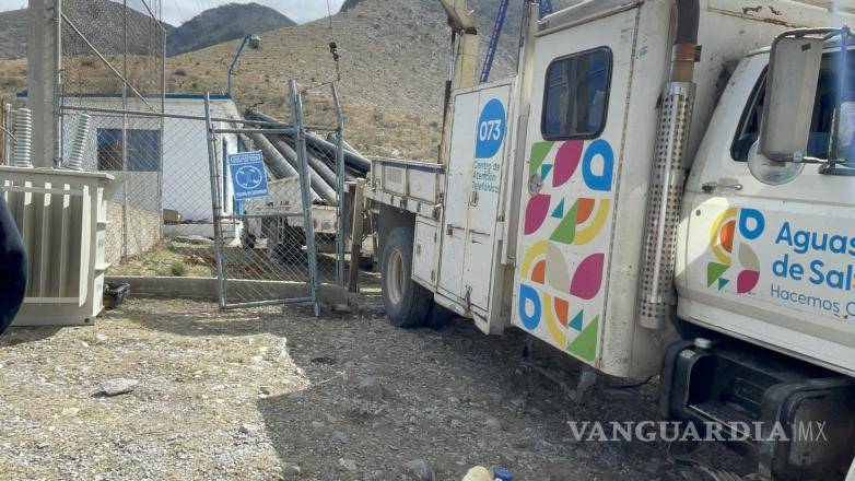 $!En el lugar había un camión propiedad de Aguas de Saltillo.