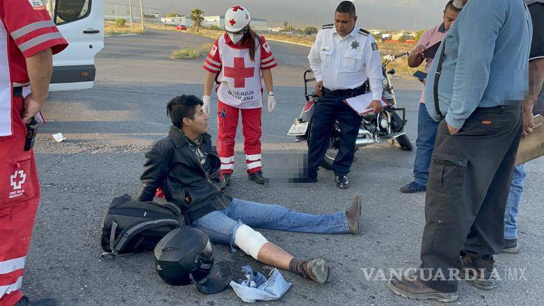 $!Autoridades y servicios de emergencia acudieron al lugar del accidente tras el impacto del motociclista con la camioneta de transporte de personal.