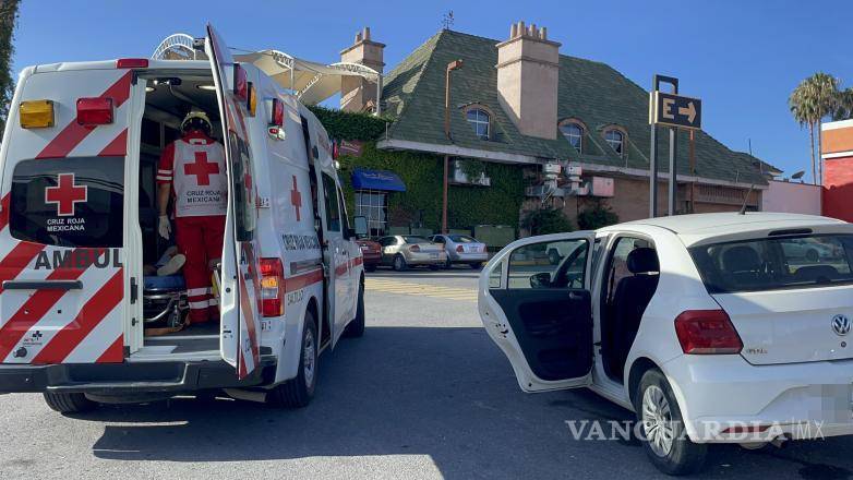 $!Paramédicos atendieron a la joven y un menor de edad quienes presentaron dolor tras el accidente.