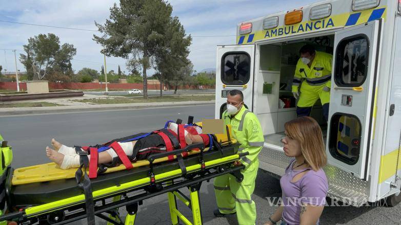 $!Sofía “N”, de 14 años, la estudiante de secundaria gravemente herida, es atendida por paramédicos en el lugar antes de ser trasladada de urgencia a la Clínica Dos del IMSS.