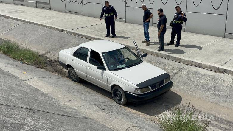 $!Un hombre de 56 años resultó lesionado luego de que su auto fuera impactado y saliera del camino, quedando dentro de un arroyo a la altura de la colonia Zaragoza. | Foto: Ulises Martínez