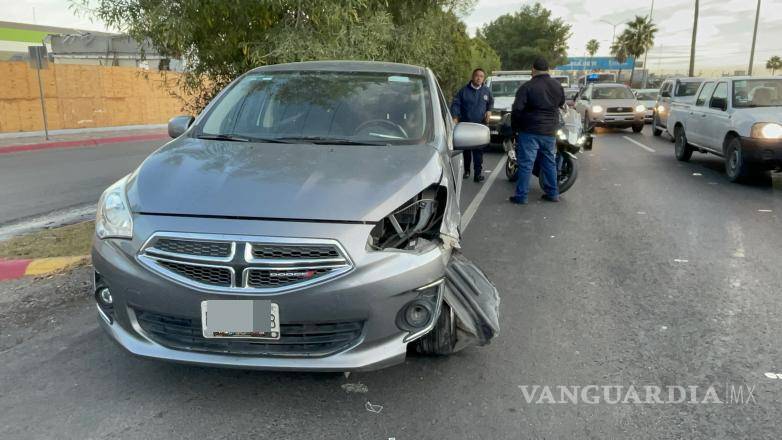 $!El accidente ocurrido en Venustiano Carranza generó tráfico en los carriles con dirección al centro de la ciudad mientras las autoridades atendían el reporte.