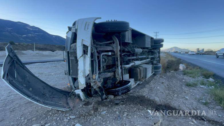$!Bomberos y paramédicos acudieron al lugar para brindar atención prehospitalaria a los ocupantes del camión.