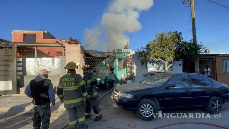 $!Bomberos trabajaron para controlar el incendio mientras el agresor permanecía en el techo del domicilio.