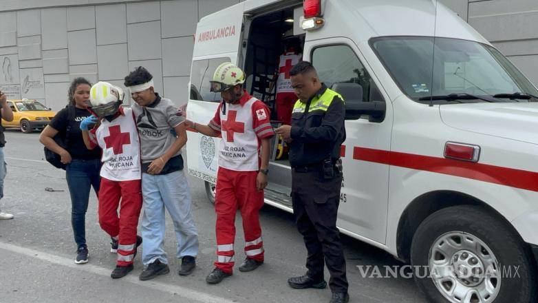 $!Un adolescente de 16 años resultó lesionado luego de verse involucrado en un accidente vial cuando intentaba incorporarse al periférico a bordo de una motocicleta.